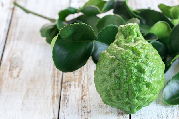 Close-up bergamot op houten tafel achtergrond