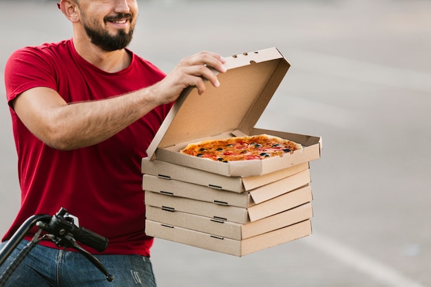 Foto close-up bezorger openen pizzadoos