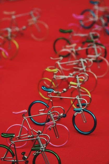 Foto close-up di una bicicletta sullo sfondo rosso