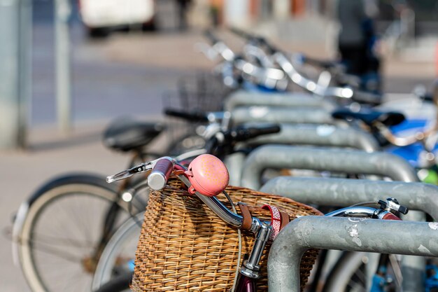 Foto close-up di una bicicletta nel cesto in strada