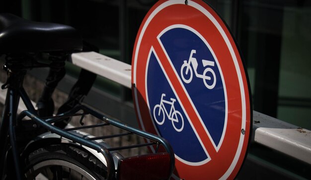 Foto close-up di una bicicletta vicino a un cartello che dice 