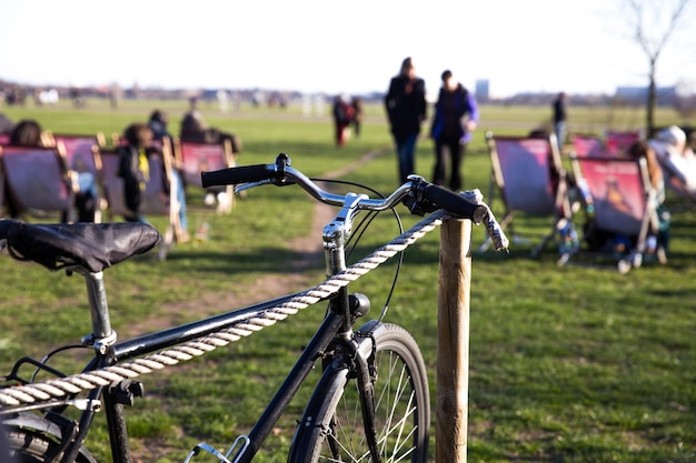 Foto close-up di una bicicletta con una recinzione di corde sul campo