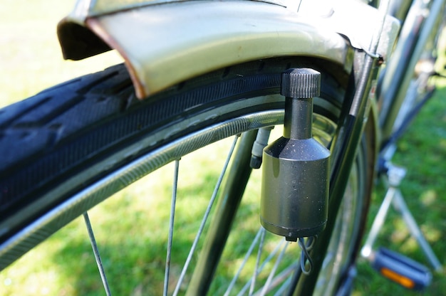 自転車のダイナモのクローズアップ