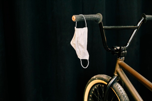 Photo close-up of bicycle and a face mask