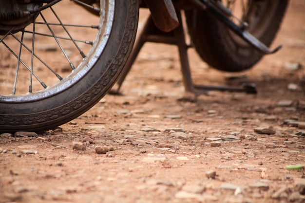 Photo close-up of bicycle on ground