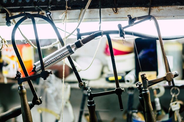 Foto close-up di una bicicletta appesa al metallo