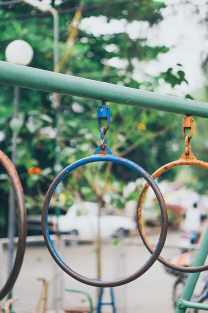 Foto close-up di una bicicletta su una griglia metallica