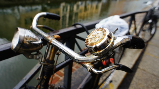 Foto close-up di una bicicletta su metallo