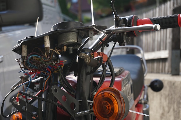 Foto close-up di una bicicletta che ha bisogno di riparazione