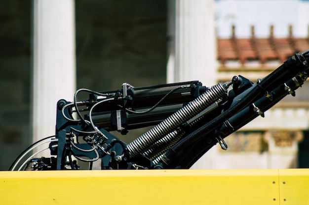 Foto close-up di una bicicletta parcheggiata sullo sfondo sfocato