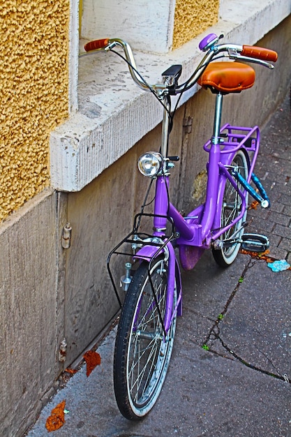 Foto close-up di una bicicletta parcheggiata contro il muro