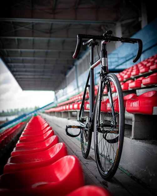 Photo close-up of bicycle parked in city