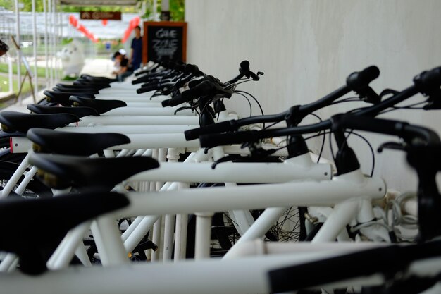 Foto close-up di una bicicletta parcheggiata in fila