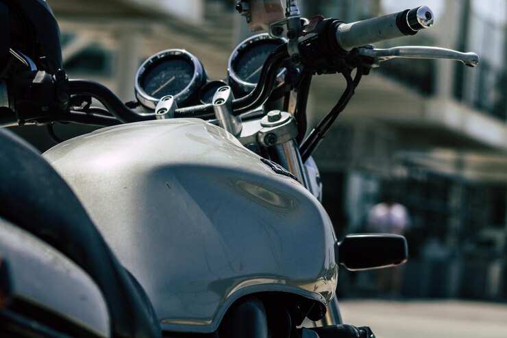Photo 市内の通りに駐車した自転車のクローズアップ
