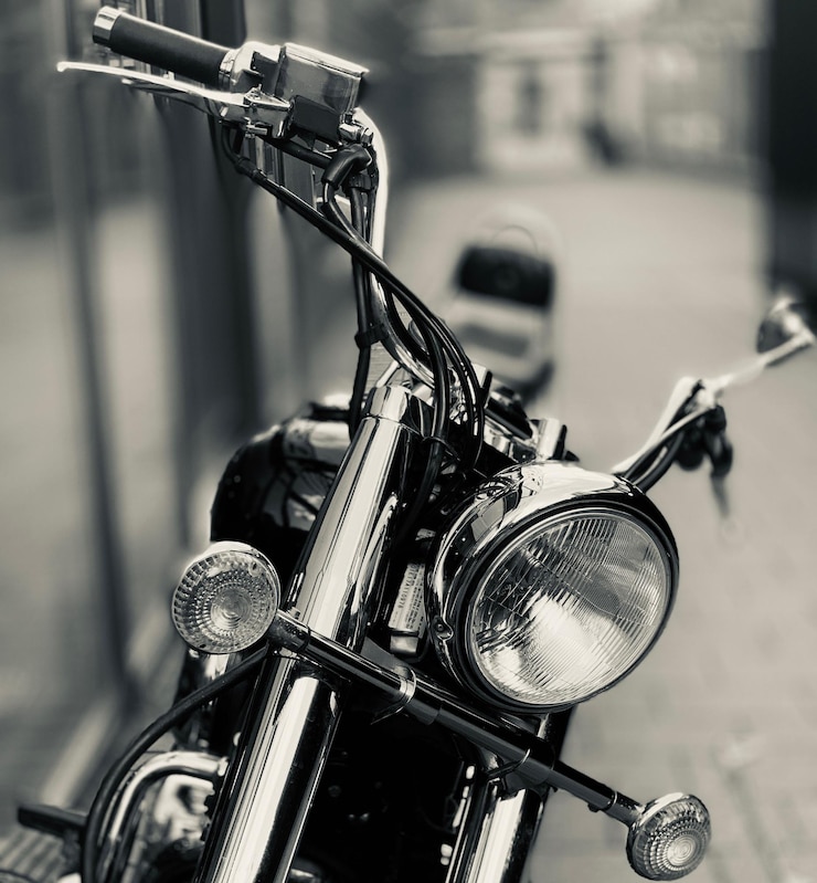 Photo 通りに駐車した自転車のクローズアップ