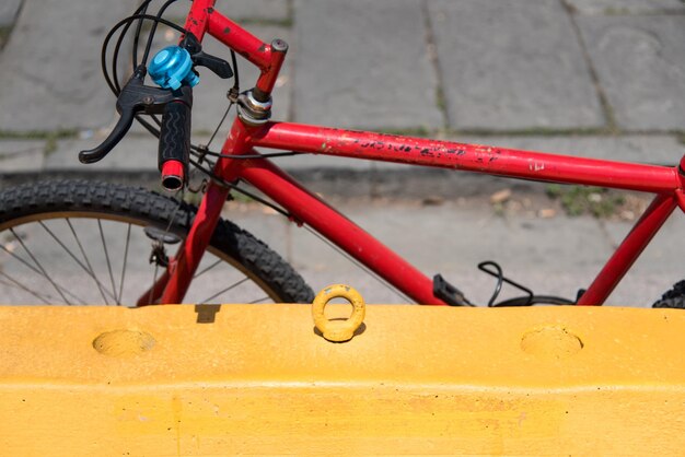 駐車している自転車のクローズアップ