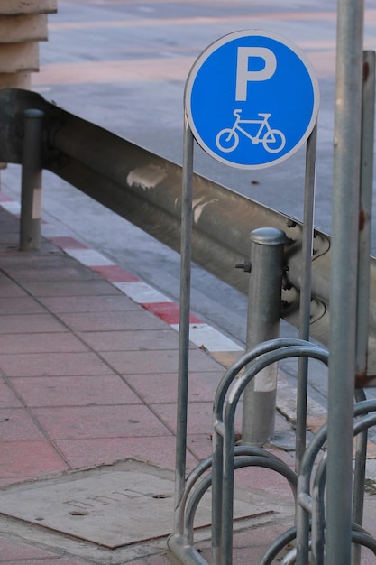 Foto close-up di un cartello di parcheggio per biciclette