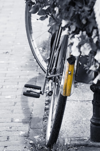 Photo close-up of bicycle on road