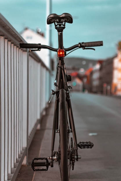 Foto close-up di una bicicletta in strada