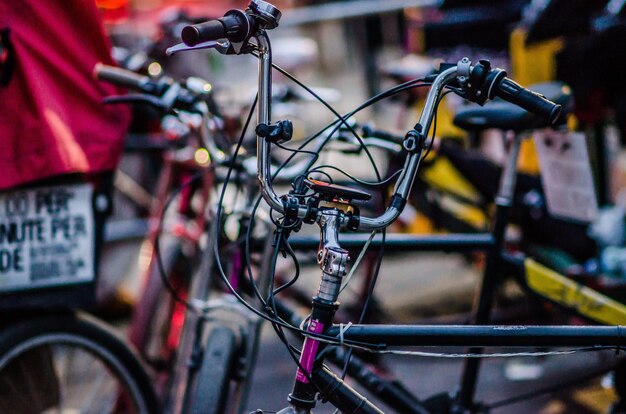 Foto close-up di una bicicletta in strada