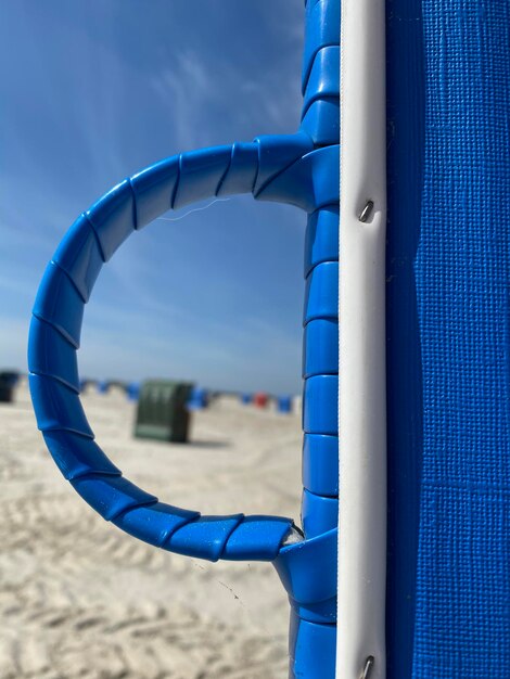 Foto close-up di una ruota di bicicletta contro il cielo blu