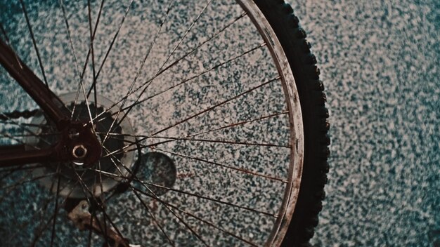 Foto prossimo piano della ruota di una bicicletta contro il muro