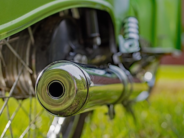 Foto close-up di una ruota di bicicletta sul campo