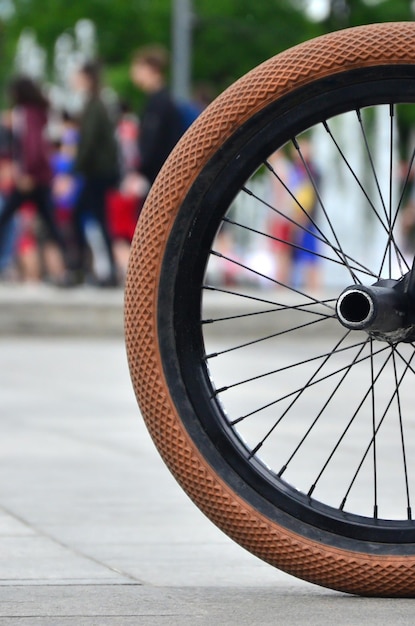 Close-up di una ruota di bicicletta in strada