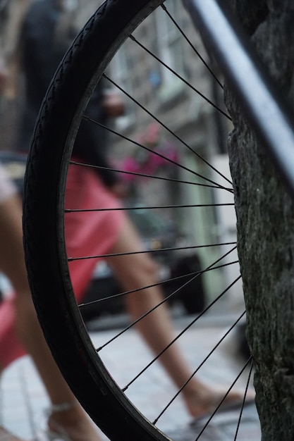 Foto prossimo piano della ruota di una bicicletta