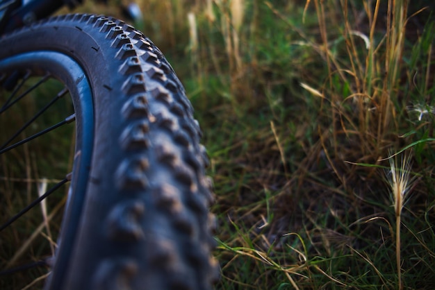 Foto prossimo piano della ruota di una bicicletta