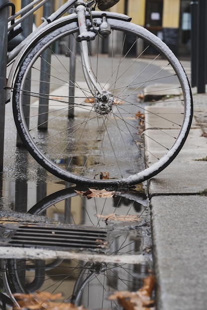 Foto prossimo piano della ruota di una bicicletta