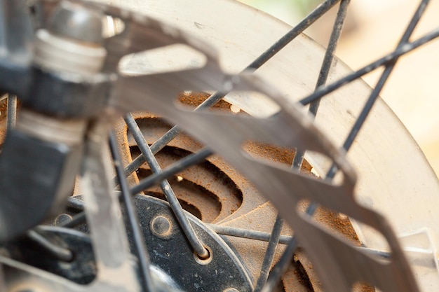 Foto prossimo piano della ruota di una bicicletta