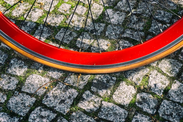 Foto prossimo piano della ruota di una bicicletta