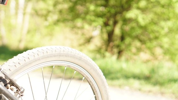 Foto prossimo piano della ruota di una bicicletta