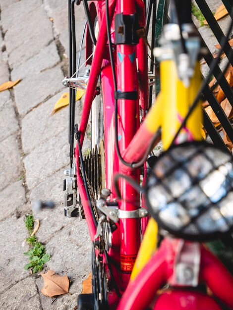 Foto prossimo piano di una bicicletta con proiettore