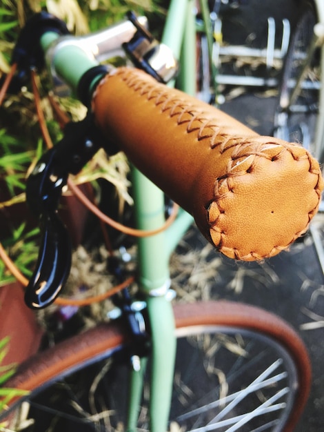 Foto prossimo piano di una bicicletta