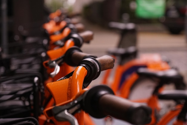 Photo close-up of bicycles in city