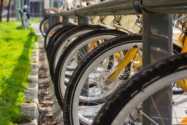 Foto close-up di biciclette parcheggiate in un supporto per biciclette