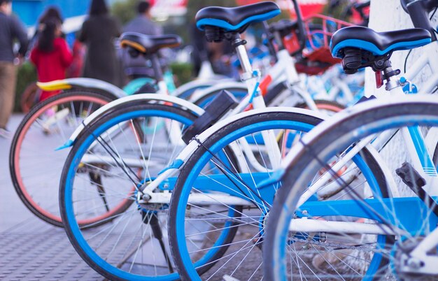 Foto close-up di biciclette parcheggiate sul marciapiede in città