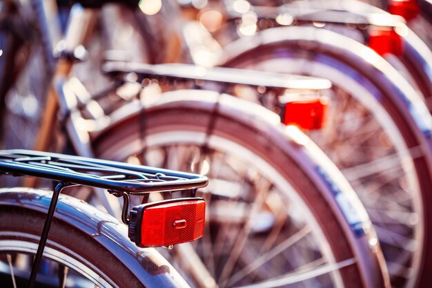 Foto close-up di biciclette parcheggiate all'aperto