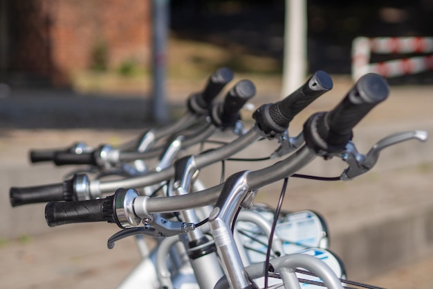 Photo close-up of bicycles parked on street