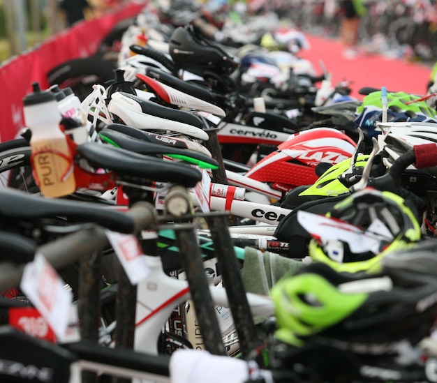 Foto close-up di biciclette parcheggiate in strada