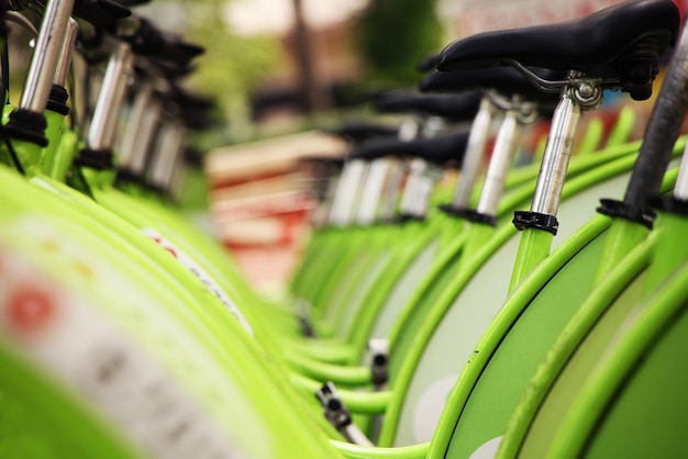 Photo close-up of bicycles in a row