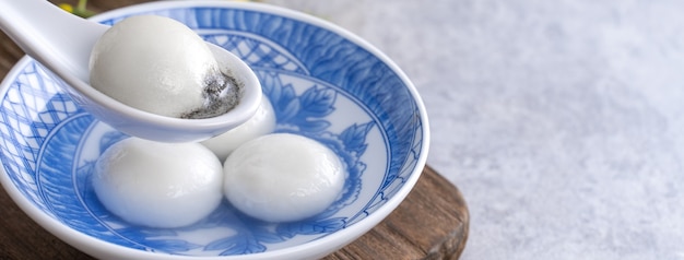 동지 축제와 중국 음력 설 음식을 위한 큰 탕위안 위안샤오(찹쌀 만두 공) 클로즈업