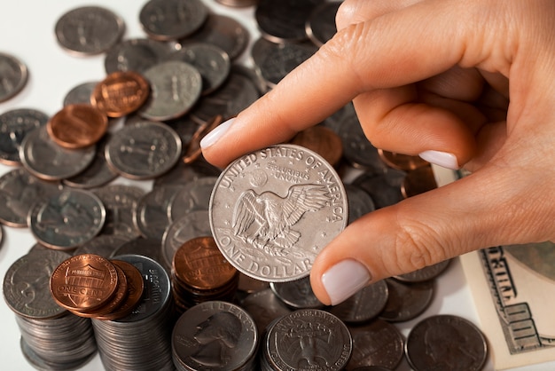 Foto close-up bij de hand met dollar munt