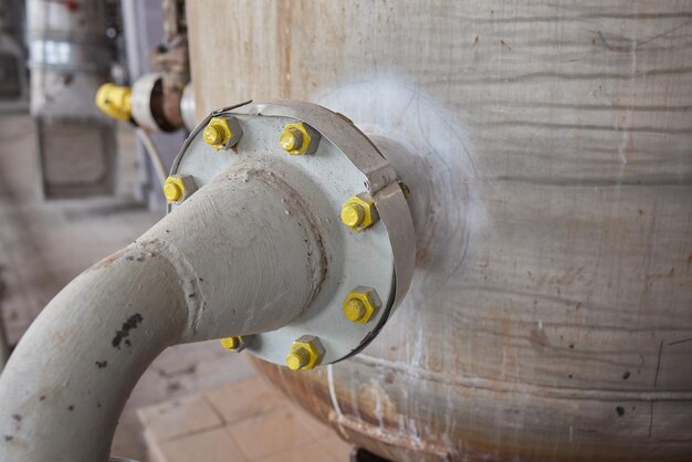 Close-up bij pijpleidingklep die wordt gebruikt om het productieproces in de olieraffinaderij te regelen