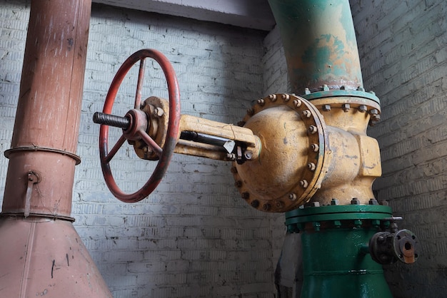 Close-up bij pijpleidingklep die wordt gebruikt om het productieproces in de olieraffinaderij te regelen