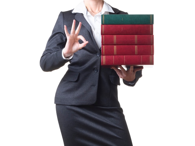 Foto close-up bijgesneden foto van een zakenvrouw die een stapel boeken vasthoudt en allwright-teken toont.