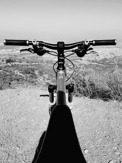 Photo close-up of bike against clear sky