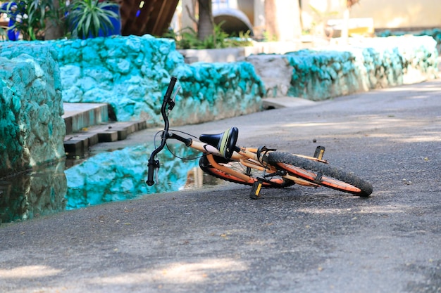 Foto close-up di una bicicletta su strada